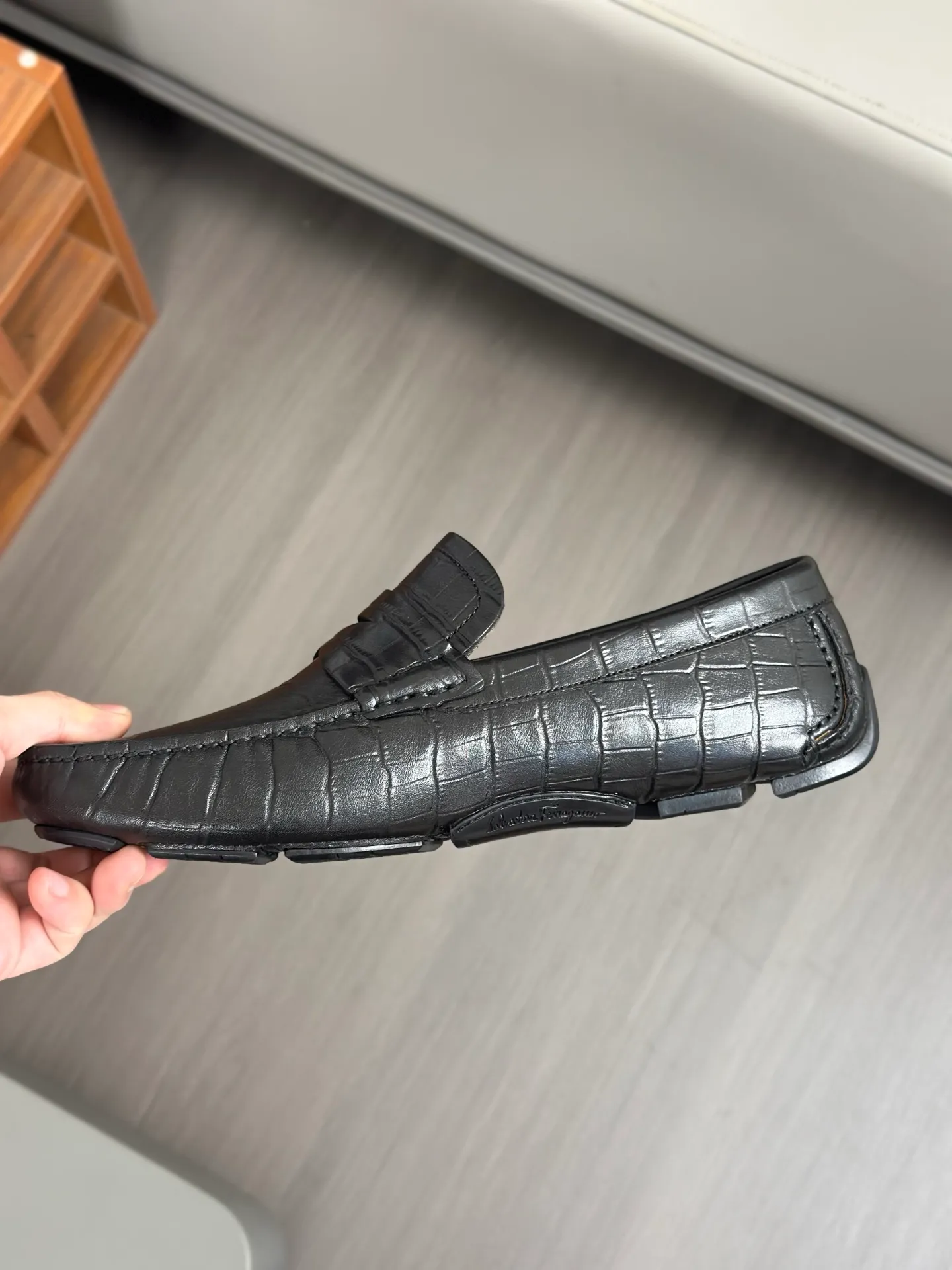 Batch 840, original order quality, new counter model, Ferragamo handmade men's driving shoes, bean shoes, slip-on shoes, lazy shoes, exquisite hand-stitching, workmanship details comparable to counters, original rubber outsole, imported cowhide from Italy, pressed water corrugated water-dyed cowhide lining, 39-44 large quantities in stock (38, 45 custom-made, non-refundable)